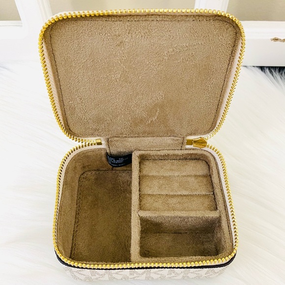 Michael Kors Travel Cubes & Jewelry Case Set - Picture 8 of 15